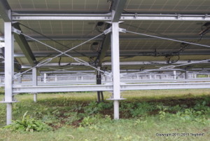 愛川太陽光発電所の杭基礎架台