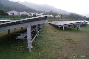 ソーラーパネルの設置角度＝10°（愛川太陽光発電所）