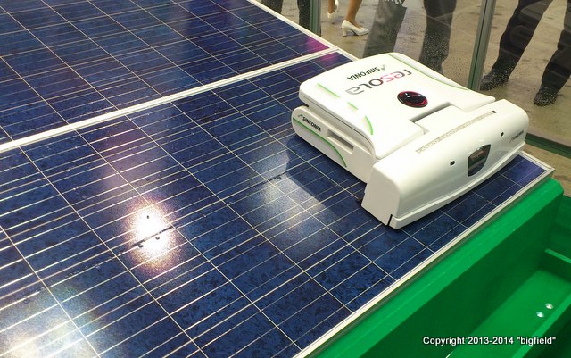 太陽光パネルの清掃ロボットは買いか