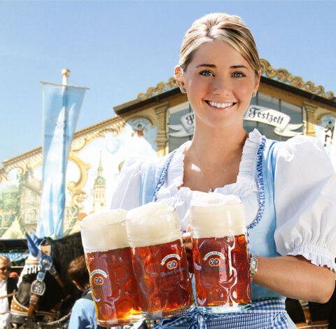 生ビールを運ぶ少女@Oktoberfest