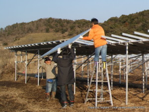「段々架台」の太陽光発電所自作では脚立も使用