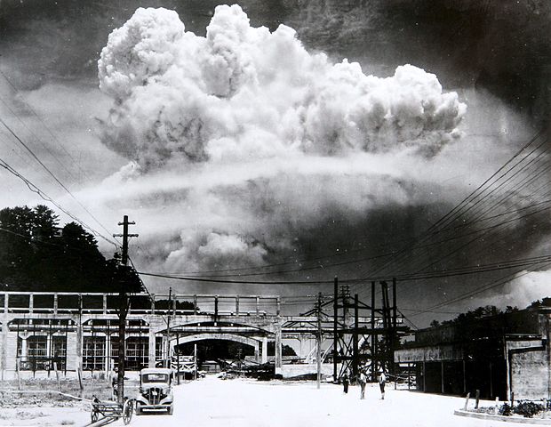 長崎市に投下された原子爆弾のきのこ雲