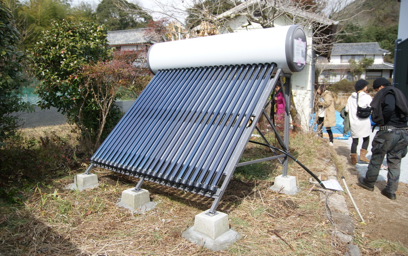 田中優さん宅の太陽熱温水器