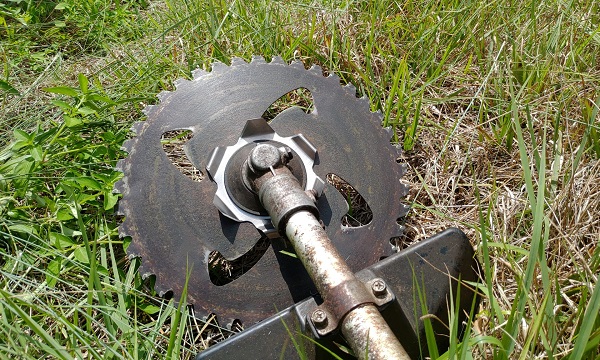 巻付き防止 ハイブリッドカッターを通常の刃の上側に取り付けた刈払機