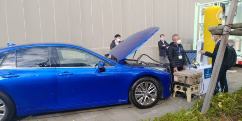 神奈川トヨタが屋外に展示した「MIRAI」とV2Hのデモ