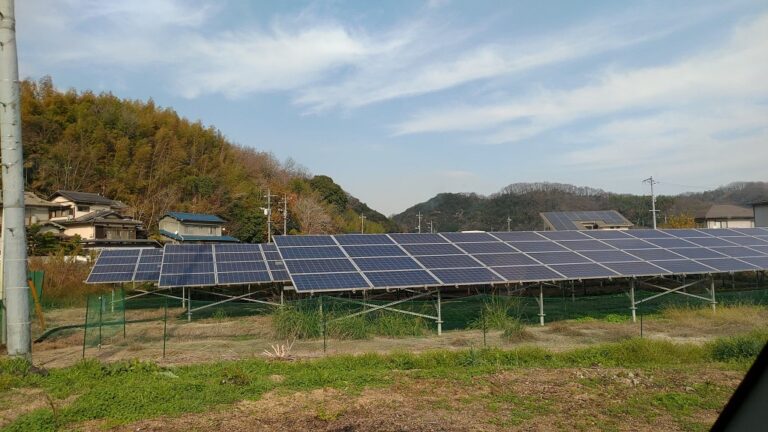 笠岡市の太陽光発電所2号基（筆者の発電所はこの奥、写真は知人の発電所）